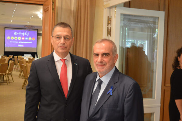 Ο υφυπουργός Άμυνας Αλκιβιάδης Στεφανής και ο αντιπρόεδρος της ΑΚΟΣ Δρ. Σπύρος Γκούβαλης.